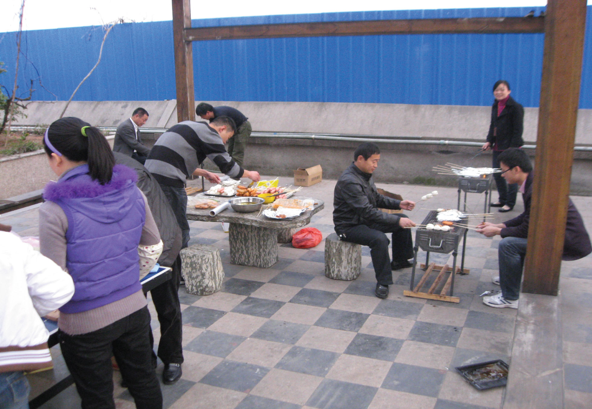 聚會開始前，行（háng）政樓各位領導做精心的準備