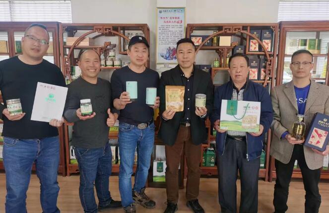 中（zhōng）華金廚、中國烹飪大師黃熾（chì）華師傅和“華家班”秘書處成員一行蒞臨黄瓜视频指（zhǐ）導牛大力（lì）菜品研究與開發工作。